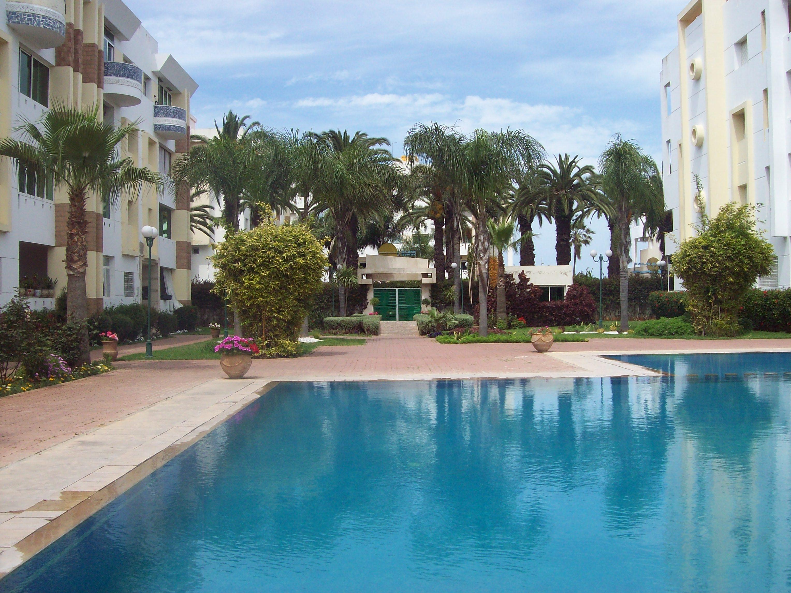 Appartement 912 avec piscine et jardin au bord de mer corniche.